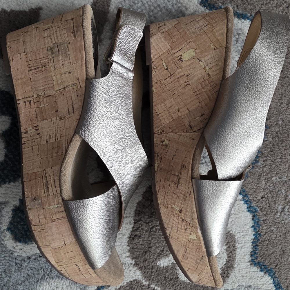 Clarks Women’s Pewter Metallic Crossover Wedge Sandals - Picture 2 of 6